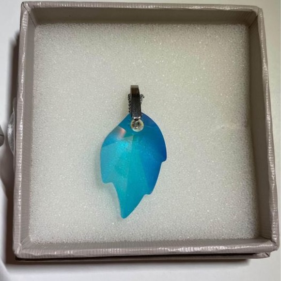 Swarovski Crystal leaf necklace - Picture 3 of 4